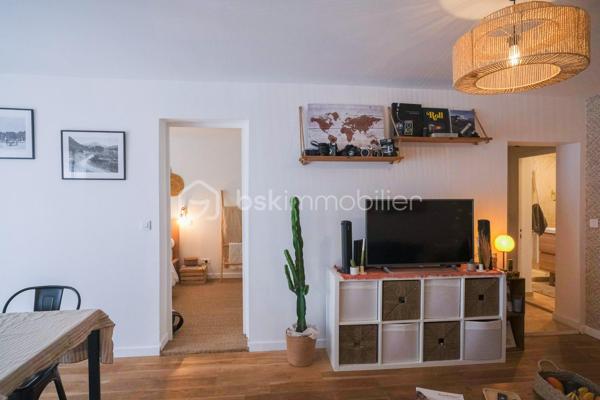 AIX-EN-PROVENCE – Entre Venelles et Puyricard, dans un environnement campagne particulièrement paisible, découvrez ce magnifique appartement de plain-pied entièrement rénové en 2023, niché au sein d’une petite copropriété confidentielle de seulement cinq logements bénéficiant d’une piscine.

Dès les premiers instants, l’atmosphère chaleureuse et les prestations soignées séduisent immédiatement. La pièce de vie, baignée de lumière et habillée d’un élégant parquet massif, accueille un espace salon-salle à manger convivial. La cuisine semi-ouverte, aménagée et équipée avec goût, s’intègre parfaitement à l’ensemble.

L’espace nuit se compose d’une belle chambre climatisée d’environ 15 m², agrémentée d’un revêtement en jonc de mer apportant une touche naturelle et raffinée. Un dressing ainsi qu’un espace supplémentaire pouvant faire office de bureau viennent compléter cet espace particulièrement confortable.

La salle d’eau, réalisée avec de superbes finitions en travertin, offre une ambiance à la fois élégante et contemporaine. Un WC indépendant complète l’ensemble.

À l’extérieur, un agréable jardin intimiste, soigneusement arboré et préservé des regards, permet de profiter pleinement des beaux jours. Un abri bois apporte une solution de rangement pratique, tandis qu’une dépendance indépendante d’environ 13 m² laisse libre cours à différents projets : atelier, pièce dédiée aux loisirs.

Deux places de stationnement privatives accompagnent ce bien aux prestations de qualité.

Ses atouts :
• Rénovation complète réalisée en 2023
• Aucun travaux à prévoir
• Climatisation
• Chauffe-eau thermodynamique
• Faibles charges de copropriété
• Piscine commune
• Excellente performance énergétique avec un DPE classé A

Un bien rare, mêlant charme, confort moderne et douceur de vivre, à seulement quelques minutes du centre historique d’Aix-en-Provence.