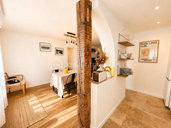 AIX-EN-PROVENCE – Entre Venelles et Puyricard, dans un environnement campagne particulièrement paisible, découvrez ce magnifique appartement de plain-pied entièrement rénové en 2023, niché au sein d’une petite copropriété confidentielle de seulement cinq logements bénéficiant d’une piscine.

Dès les premiers instants, l’atmosphère chaleureuse et les prestations soignées séduisent immédiatement. La pièce de vie, baignée de lumière et habillée d’un élégant parquet massif, accueille un espace salon-salle à manger convivial. La cuisine semi-ouverte, aménagée et équipée avec goût, s’intègre parfaitement à l’ensemble.

L’espace nuit se compose d’une belle chambre climatisée d’environ 15 m², agrémentée d’un revêtement en jonc de mer apportant une touche naturelle et raffinée. Un dressing ainsi qu’un espace supplémentaire pouvant faire office de bureau viennent compléter cet espace particulièrement confortable.

La salle d’eau, réalisée avec de superbes finitions en travertin, offre une ambiance à la fois élégante et contemporaine. Un WC indépendant complète l’ensemble.

À l’extérieur, un agréable jardin intimiste, soigneusement arboré et préservé des regards, permet de profiter pleinement des beaux jours. Un abri bois apporte une solution de rangement pratique, tandis qu’une dépendance indépendante d’environ 13 m² laisse libre cours à différents projets : atelier, pièce dédiée aux loisirs.

Deux places de stationnement privatives accompagnent ce bien aux prestations de qualité.

Ses atouts :
• Rénovation complète réalisée en 2023
• Aucun travaux à prévoir
• Climatisation
• Chauffe-eau thermodynamique
• Faibles charges de copropriété
• Piscine commune
• Excellente performance énergétique avec un DPE classé A

Un bien rare, mêlant charme, confort moderne et douceur de vivre, à seulement quelques minutes du centre historique d’Aix-en-Provence.