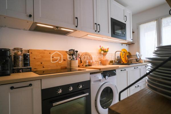 AIX-EN-PROVENCE – Entre Venelles et Puyricard, dans un environnement campagne particulièrement paisible, découvrez ce magnifique appartement de plain-pied entièrement rénové en 2023, niché au sein d’une petite copropriété confidentielle de seulement cinq logements bénéficiant d’une piscine.

Dès les premiers instants, l’atmosphère chaleureuse et les prestations soignées séduisent immédiatement. La pièce de vie, baignée de lumière et habillée d’un élégant parquet massif, accueille un espace salon-salle à manger convivial. La cuisine semi-ouverte, aménagée et équipée avec goût, s’intègre parfaitement à l’ensemble.

L’espace nuit se compose d’une belle chambre climatisée d’environ 15 m², agrémentée d’un revêtement en jonc de mer apportant une touche naturelle et raffinée. Un dressing ainsi qu’un espace supplémentaire pouvant faire office de bureau viennent compléter cet espace particulièrement confortable.

La salle d’eau, réalisée avec de superbes finitions en travertin, offre une ambiance à la fois élégante et contemporaine. Un WC indépendant complète l’ensemble.

À l’extérieur, un agréable jardin intimiste, soigneusement arboré et préservé des regards, permet de profiter pleinement des beaux jours. Un abri bois apporte une solution de rangement pratique, tandis qu’une dépendance indépendante d’environ 13 m² laisse libre cours à différents projets : atelier, pièce dédiée aux loisirs.

Deux places de stationnement privatives accompagnent ce bien aux prestations de qualité.

Ses atouts :
• Rénovation complète réalisée en 2023
• Aucun travaux à prévoir
• Climatisation
• Chauffe-eau thermodynamique
• Faibles charges de copropriété
• Piscine commune
• Excellente performance énergétique avec un DPE classé A

Un bien rare, mêlant charme, confort moderne et douceur de vivre, à seulement quelques minutes du centre historique d’Aix-en-Provence.