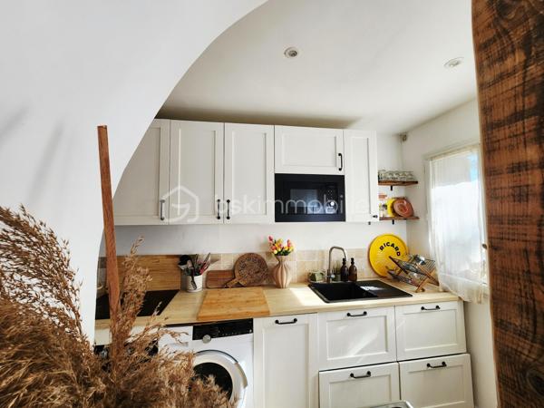 AIX-EN-PROVENCE – Entre Venelles et Puyricard, dans un environnement campagne particulièrement paisible, découvrez ce magnifique appartement de plain-pied entièrement rénové en 2023, niché au sein d’une petite copropriété confidentielle de seulement cinq logements bénéficiant d’une piscine.

Dès les premiers instants, l’atmosphère chaleureuse et les prestations soignées séduisent immédiatement. La pièce de vie, baignée de lumière et habillée d’un élégant parquet massif, accueille un espace salon-salle à manger convivial. La cuisine semi-ouverte, aménagée et équipée avec goût, s’intègre parfaitement à l’ensemble.

L’espace nuit se compose d’une belle chambre climatisée d’environ 15 m², agrémentée d’un revêtement en jonc de mer apportant une touche naturelle et raffinée. Un dressing ainsi qu’un espace supplémentaire pouvant faire office de bureau viennent compléter cet espace particulièrement confortable.

La salle d’eau, réalisée avec de superbes finitions en travertin, offre une ambiance à la fois élégante et contemporaine. Un WC indépendant complète l’ensemble.

À l’extérieur, un agréable jardin intimiste, soigneusement arboré et préservé des regards, permet de profiter pleinement des beaux jours. Un abri bois apporte une solution de rangement pratique, tandis qu’une dépendance indépendante d’environ 13 m² laisse libre cours à différents projets : atelier, pièce dédiée aux loisirs.

Deux places de stationnement privatives accompagnent ce bien aux prestations de qualité.

Ses atouts :
• Rénovation complète réalisée en 2023
• Aucun travaux à prévoir
• Climatisation
• Chauffe-eau thermodynamique
• Faibles charges de copropriété
• Piscine commune
• Excellente performance énergétique avec un DPE classé A

Un bien rare, mêlant charme, confort moderne et douceur de vivre, à seulement quelques minutes du centre historique d’Aix-en-Provence.