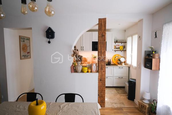 AIX-EN-PROVENCE – Entre Venelles et Puyricard, dans un environnement campagne particulièrement paisible, découvrez ce magnifique appartement de plain-pied entièrement rénové en 2023, niché au sein d’une petite copropriété confidentielle de seulement cinq logements bénéficiant d’une piscine.

Dès les premiers instants, l’atmosphère chaleureuse et les prestations soignées séduisent immédiatement. La pièce de vie, baignée de lumière et habillée d’un élégant parquet massif, accueille un espace salon-salle à manger convivial. La cuisine semi-ouverte, aménagée et équipée avec goût, s’intègre parfaitement à l’ensemble.

L’espace nuit se compose d’une belle chambre climatisée d’environ 15 m², agrémentée d’un revêtement en jonc de mer apportant une touche naturelle et raffinée. Un dressing ainsi qu’un espace supplémentaire pouvant faire office de bureau viennent compléter cet espace particulièrement confortable.

La salle d’eau, réalisée avec de superbes finitions en travertin, offre une ambiance à la fois élégante et contemporaine. Un WC indépendant complète l’ensemble.

À l’extérieur, un agréable jardin intimiste, soigneusement arboré et préservé des regards, permet de profiter pleinement des beaux jours. Un abri bois apporte une solution de rangement pratique, tandis qu’une dépendance indépendante d’environ 13 m² laisse libre cours à différents projets : atelier, pièce dédiée aux loisirs.

Deux places de stationnement privatives accompagnent ce bien aux prestations de qualité.

Ses atouts :
• Rénovation complète réalisée en 2023
• Aucun travaux à prévoir
• Climatisation
• Chauffe-eau thermodynamique
• Faibles charges de copropriété
• Piscine commune
• Excellente performance énergétique avec un DPE classé A

Un bien rare, mêlant charme, confort moderne et douceur de vivre, à seulement quelques minutes du centre historique d’Aix-en-Provence.