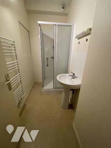 Appartement 3 chambres, balcon, parking, cave.