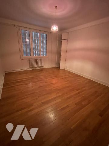 Appartement 3 chambres, balcon, parking, cave.