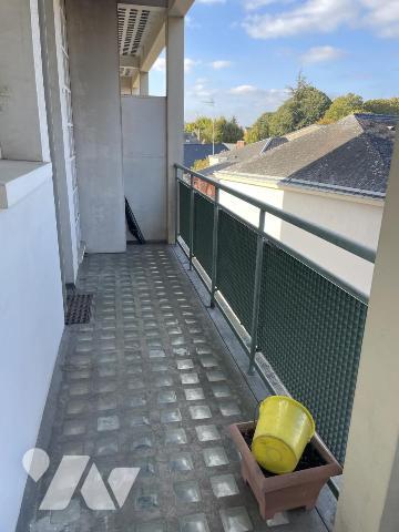 Appartement 3 chambres, balcon, parking, cave.