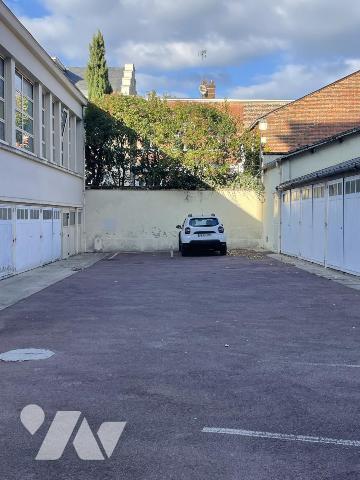 Appartement 3 chambres, balcon, parking, cave.