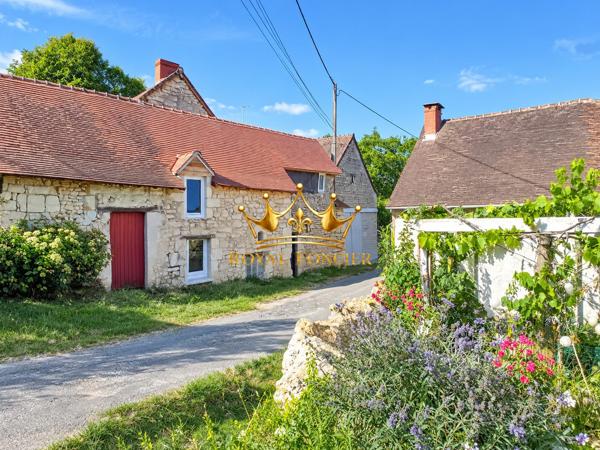 Dans un hameau, deux bâtisses à finir de restaurer