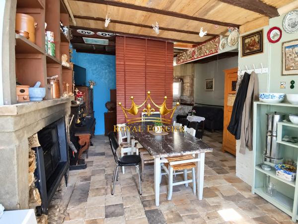 Dans un hameau, deux bâtisses à finir de restaurer