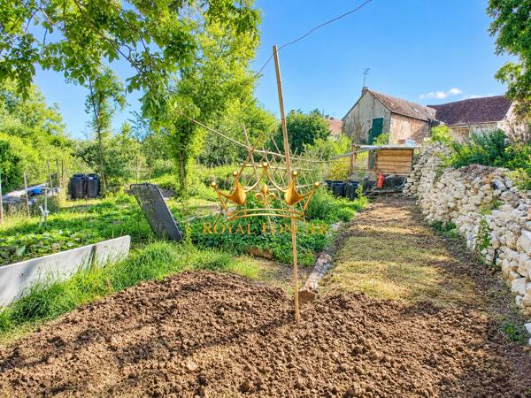 Dans un hameau, deux bâtisses à finir de restaurer