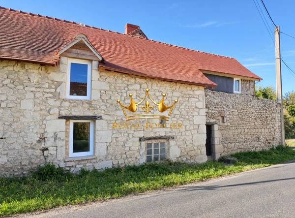 Dans un hameau, deux bâtisses à finir de restaurer