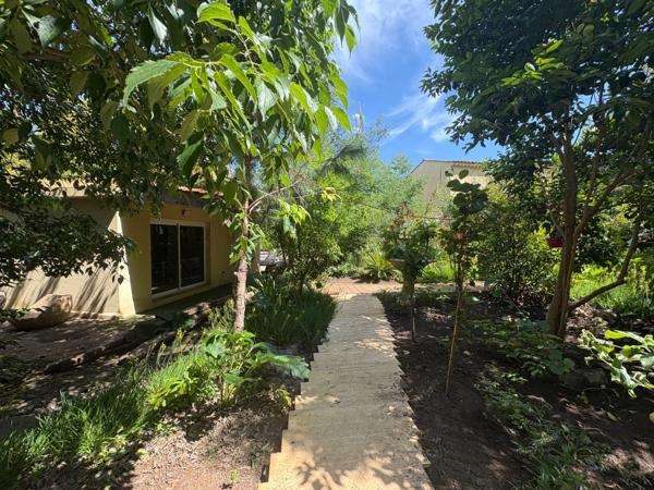 Charmante maisonnette de 35 m² et T3 de 70m2 avec jardin arboré de 650 m² – Fréjus