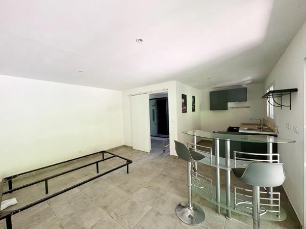 Charmante maisonnette de 35 m² et T3 de 70m2 avec jardin arboré de 650 m² – Fréjus