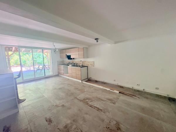 Charmante maisonnette de 35 m² et T3 de 70m2 avec jardin arboré de 650 m² – Fréjus
