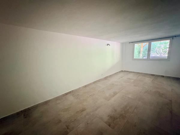 Charmante maisonnette de 35 m² et T3 de 70m2 avec jardin arboré de 650 m² – Fréjus