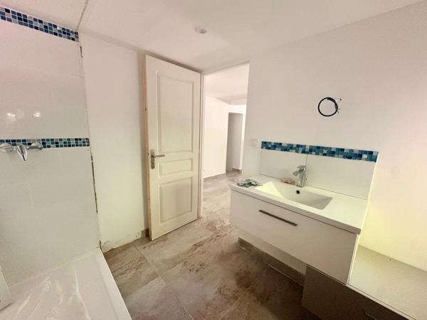 Charmante maisonnette de 35 m² et T3 de 70m2 avec jardin arboré de 650 m² – Fréjus