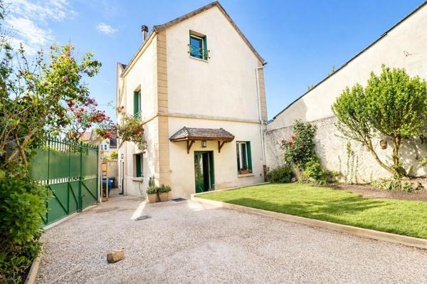 TRES BELLE MAISON FAMILIALE - RENOVEE - COEUR DU VILLAGE