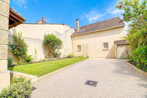 TRES BELLE MAISON FAMILIALE - RENOVEE - COEUR DU VILLAGE