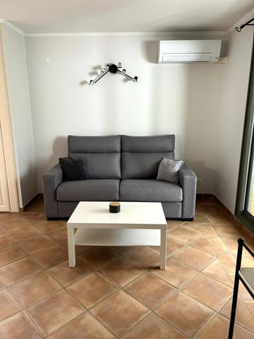 Découvrez ce magnifique appartement dans une résidence privée sécurisée, où calme et élégance se rencontrent. Profitez d’une vue imprenable sur le parcours de golf et d’un cadre de vie unique, à quelques pas des commodités. Votre nouveau chez-vous, alliant confort et sécurité, vous attend !