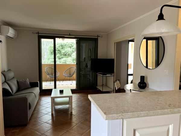 Découvrez ce magnifique appartement dans une résidence privée sécurisée, où calme et élégance se rencontrent. Profitez d’une vue imprenable sur le parcours de golf et d’un cadre de vie unique, à quelques pas des commodités. Votre nouveau chez-vous, alliant confort et sécurité, vous attend !