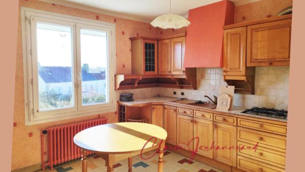 Maison  à fort potentiel avec jardin et grand garage -