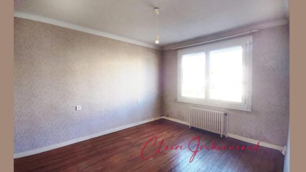 Maison  à fort potentiel avec jardin et grand garage -