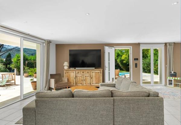 Maison à vendre 7 pièces LA ROQUETTE SUR SIAGNE (06)