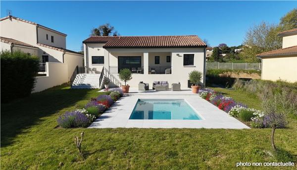 EXCLUSIVITE - VILLA DE 2024 SUR 1351 M² DE TERRAIN A 5 MINUTES A PIED DES COMMERCES