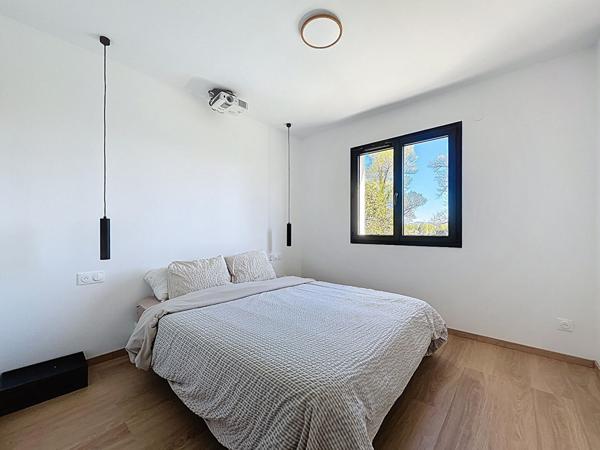 EXCLUSIVITE - VILLA DE 2024 SUR 1351 M² DE TERRAIN A 5 MINUTES A PIED DES COMMERCES