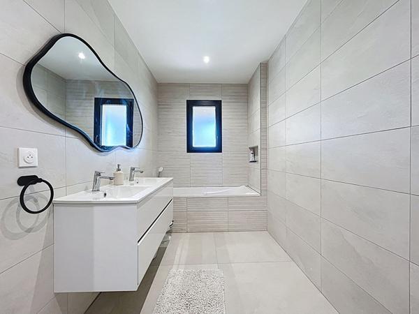 EXCLUSIVITE - VILLA DE 2024 SUR 1351 M² DE TERRAIN A 5 MINUTES A PIED DES COMMERCES