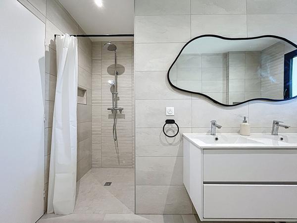 EXCLUSIVITE - VILLA DE 2024 SUR 1351 M² DE TERRAIN A 5 MINUTES A PIED DES COMMERCES