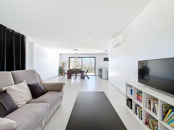 EXCLUSIVITE - VILLA DE 2024 SUR 1351 M² DE TERRAIN A 5 MINUTES A PIED DES COMMERCES