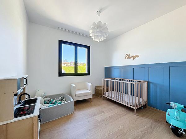 EXCLUSIVITE - VILLA DE 2024 SUR 1351 M² DE TERRAIN A 5 MINUTES A PIED DES COMMERCES