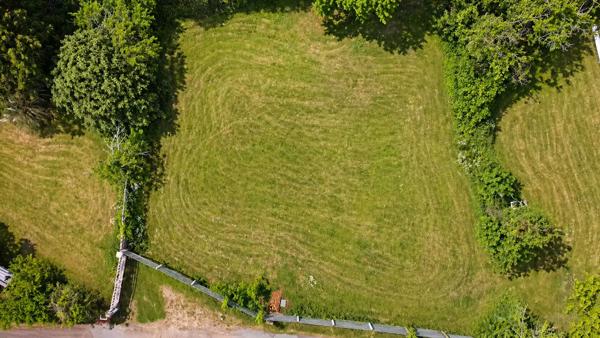 Terrain d'environ 1 400 m² viabilisé avec vue dégagée