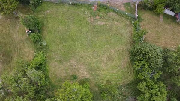 Terrain d'environ 1 400 m² viabilisé avec vue dégagée