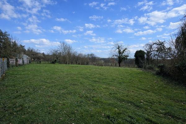 Terrain d'environ 1 400 m² viabilisé avec vue dégagée