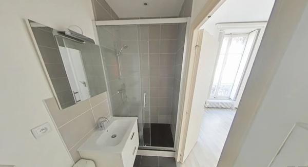 APPARTEMENT T2 A LOUER - LYON 2EME ARRONDISSEMENT La Bourse-Grenette 23.31 m 2 675 € charges comprises par mois