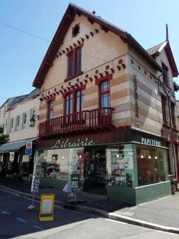 21140 SEMUR EN AUXOIS - Fonds de commerce LIBRAIRIE PAPETERIE 75 m2