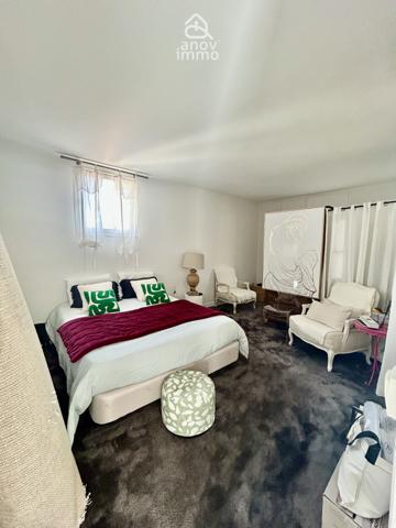 Triplex
                                                                                                                                                                                                                                                                                                                        5 pièce(s)                                                                                                                                                                                                          3 chambre(s)                                                                                                                                                                                                          150  m²