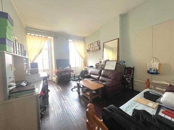 Immeuble de 350m² avec garage, terrasse et cave.