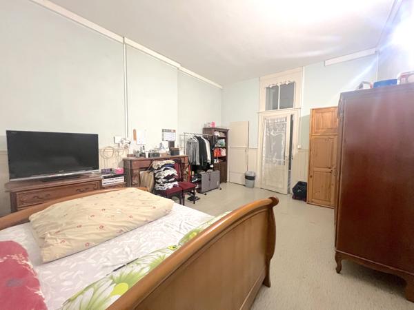 Immeuble de 350m² avec garage, terrasse et cave.