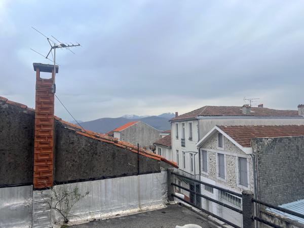 Immeuble de 350m² avec garage, terrasse et cave.