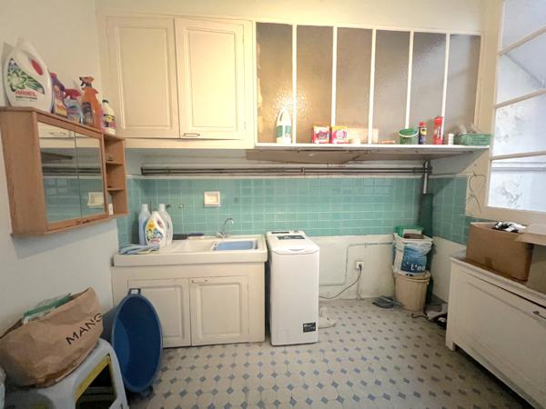Immeuble de 350m² avec garage, terrasse et cave.
