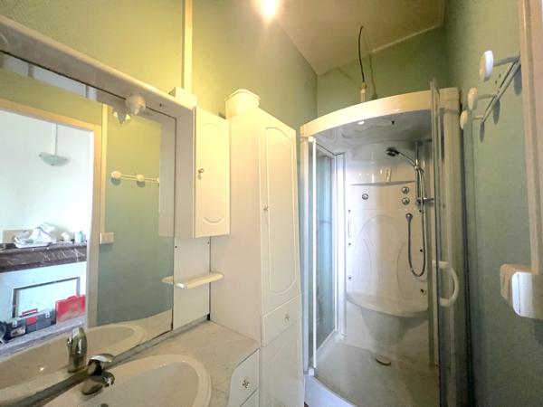 Immeuble de 350m² avec garage, terrasse et cave.