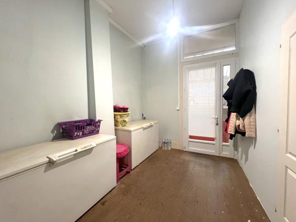 Immeuble de 350m² avec garage, terrasse et cave.
