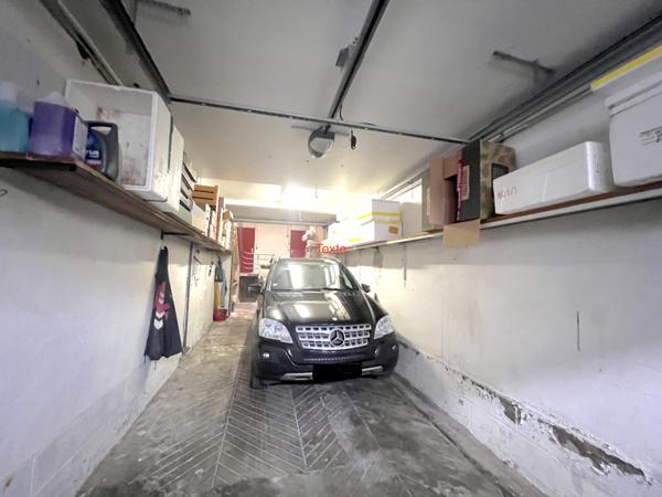 Immeuble de 350m² avec garage, terrasse et cave.