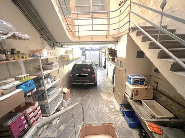 Immeuble de 350m² avec garage, terrasse et cave.