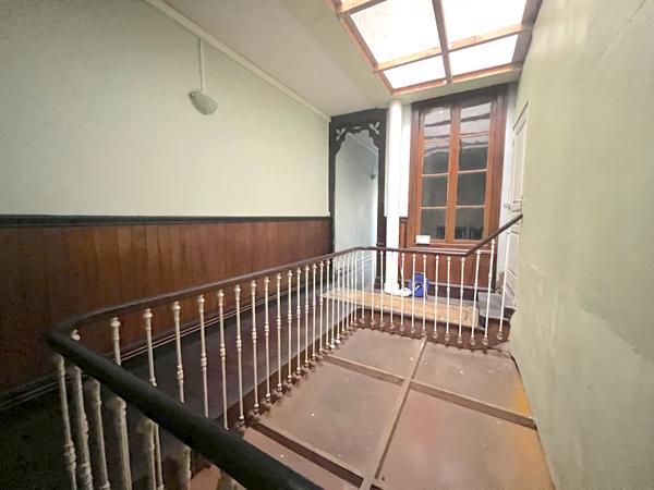 Immeuble de 350m² avec garage, terrasse et cave.
