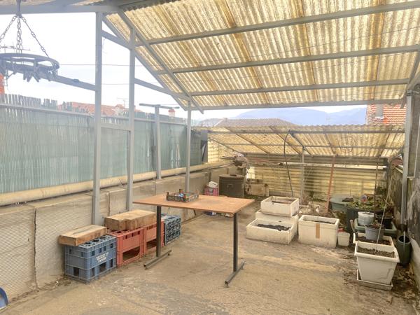 Immeuble de 350m² avec garage, terrasse et cave.