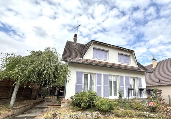 Au sein d’un quartier calme et recherché, Pavillon individuel sur terrain d’environ 417m2 - 5 chambres - 149M2

Il comprends :
- Au rez de chaussée : une entrée, Double séjour / cuisine ouverte de plus de 48m2, un dressing, WC
- au 1er étage : Dégagement, 3 chambres, une salle de bains, WC
- Le sous sol en partie aménagé offre une suite parentale avec salle d’eau (douche à l’italienne) et WC, une 2ème chambre avec accès direct au jardin arrière, un bureau, un espace buanderie/chaufferie

Les plus :
- pavillon rénové
- double vitrage
- chaudière à granules,
- Un chalet dans le jardin d’environ 16m2

Accès RER C Sainte Geneviève des bois