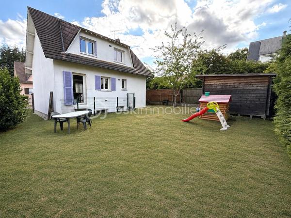 Au sein d’un quartier calme et recherché, Pavillon individuel sur terrain d’environ 417m2 - 5 chambres - 149M2

Il comprends :
- Au rez de chaussée : une entrée, Double séjour / cuisine ouverte de plus de 48m2, un dressing, WC
- au 1er étage : Dégagement, 3 chambres, une salle de bains, WC
- Le sous sol en partie aménagé offre une suite parentale avec salle d’eau (douche à l’italienne) et WC, une 2ème chambre avec accès direct au jardin arrière, un bureau, un espace buanderie/chaufferie

Les plus :
- pavillon rénové
- double vitrage
- chaudière à granules,
- Un chalet dans le jardin d’environ 16m2

Accès RER C Sainte Geneviève des bois