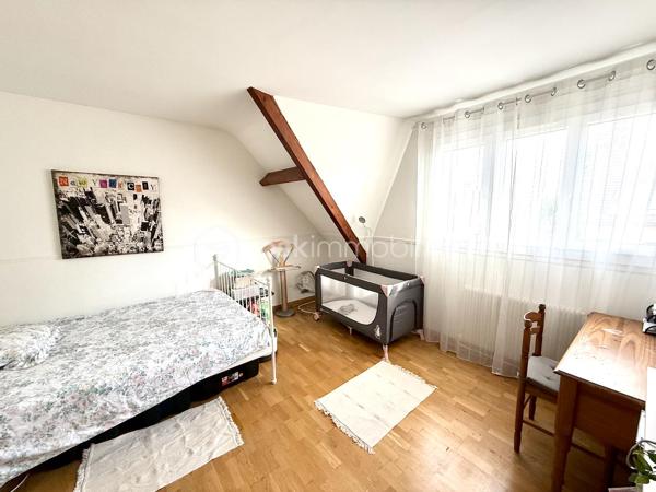 Au sein d’un quartier calme et recherché, Pavillon individuel sur terrain d’environ 417m2 - 5 chambres - 149M2

Il comprends :
- Au rez de chaussée : une entrée, Double séjour / cuisine ouverte de plus de 48m2, un dressing, WC
- au 1er étage : Dégagement, 3 chambres, une salle de bains, WC
- Le sous sol en partie aménagé offre une suite parentale avec salle d’eau (douche à l’italienne) et WC, une 2ème chambre avec accès direct au jardin arrière, un bureau, un espace buanderie/chaufferie

Les plus :
- pavillon rénové
- double vitrage
- chaudière à granules,
- Un chalet dans le jardin d’environ 16m2

Accès RER C Sainte Geneviève des bois